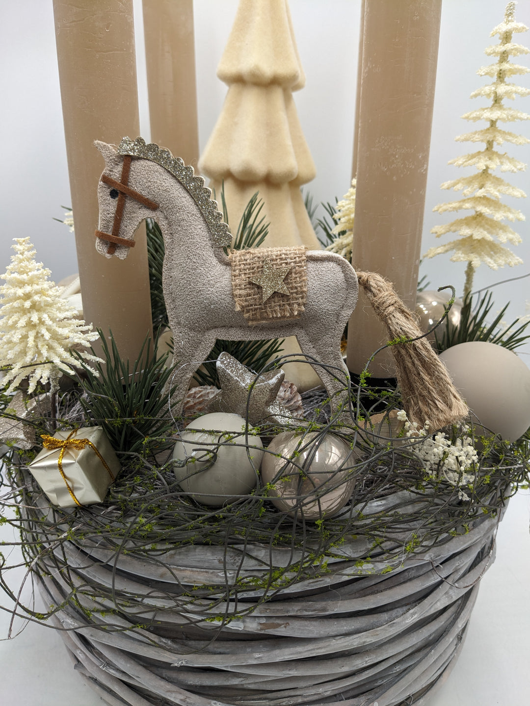 Adventskranz Kugel Schaukelpferd Tannenbäumchen creme