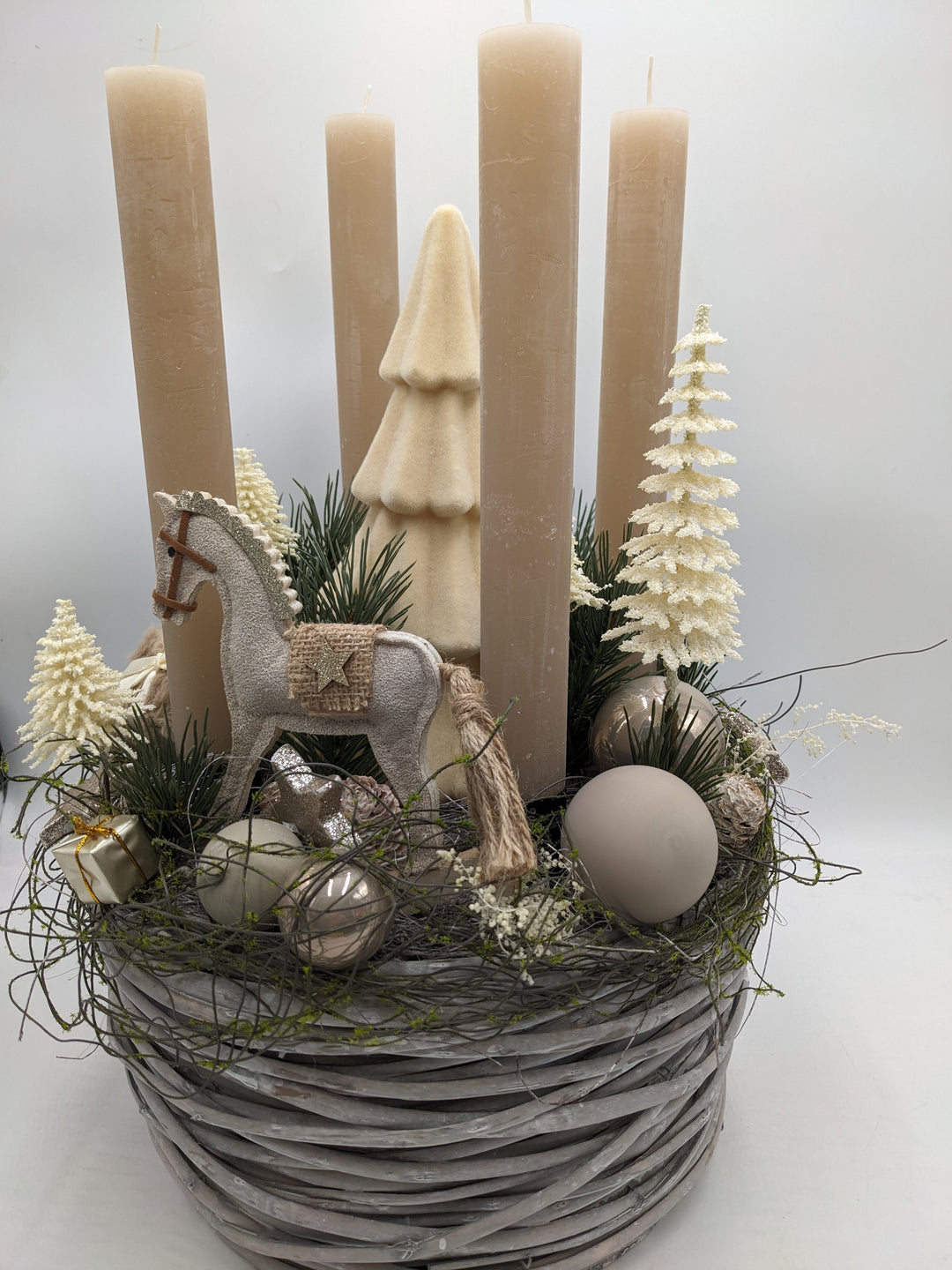 Adventskranz Kugel Schaukelpferd Tannenbäumchen creme