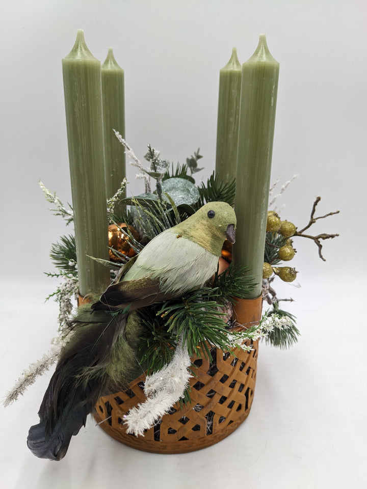 Weihnachtsgesteck Kugel Vogel orange
