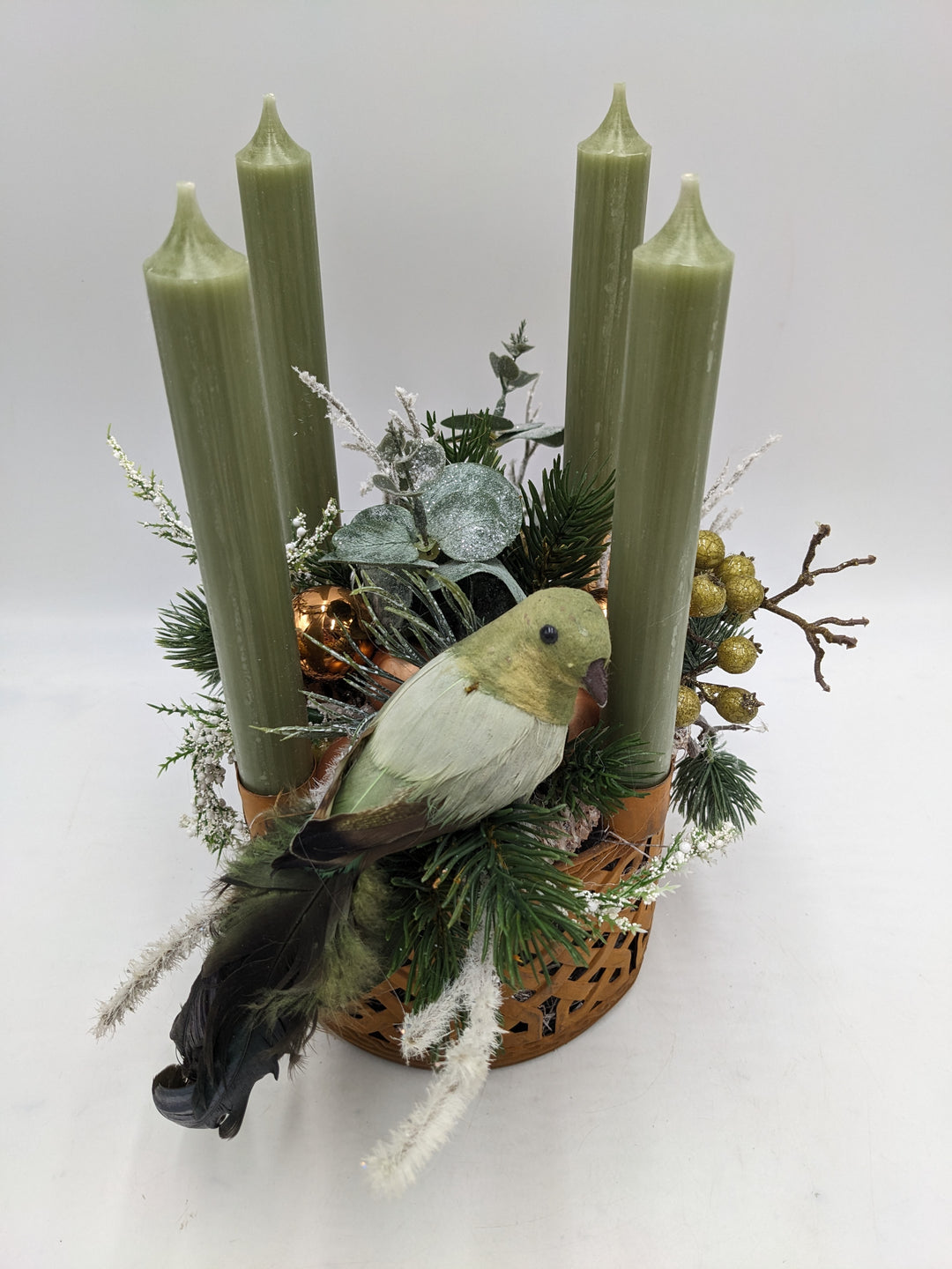 Weihnachtsgesteck Kugel Vogel orange