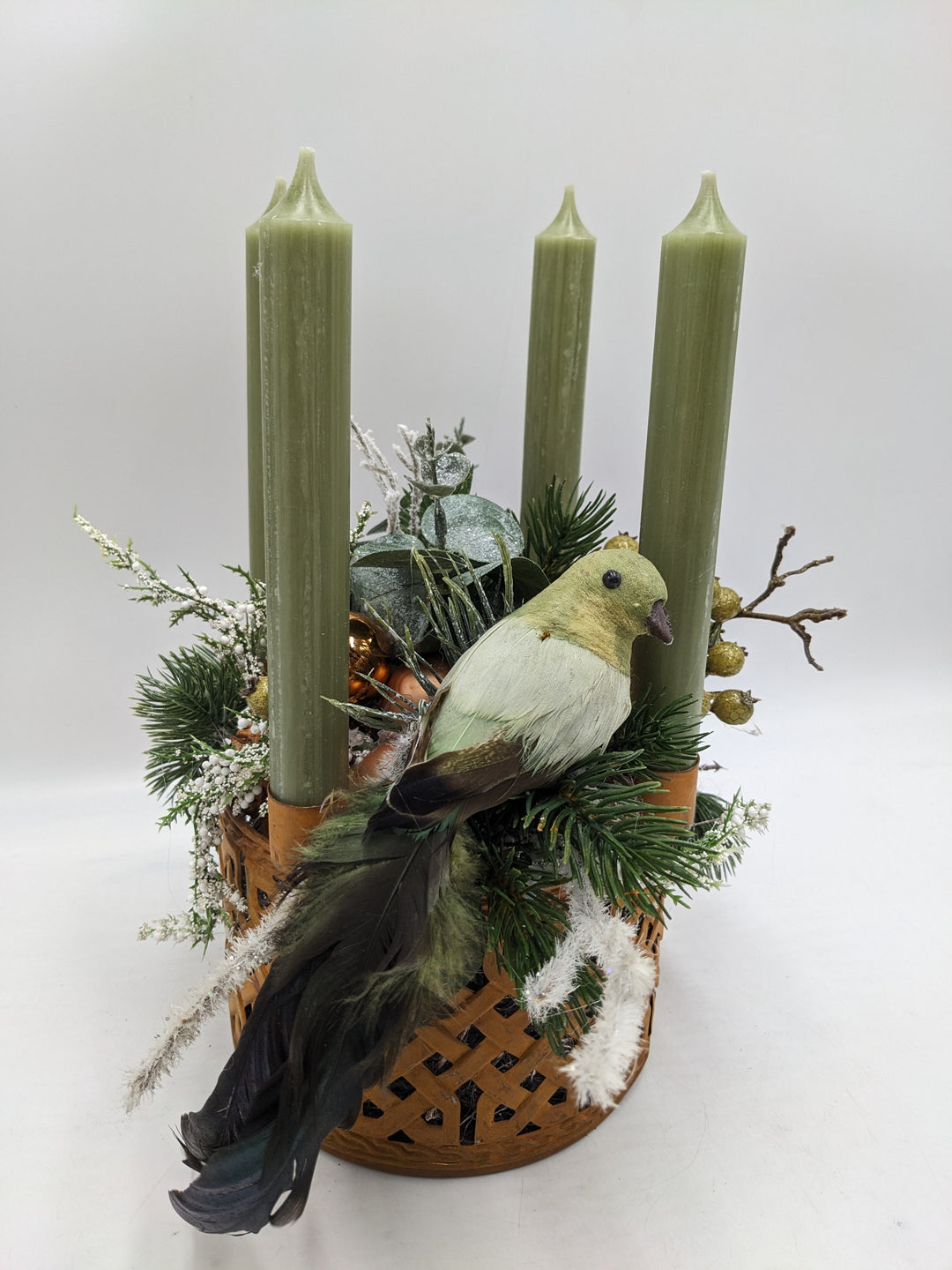 Weihnachtsgesteck Kugel Vogel orange