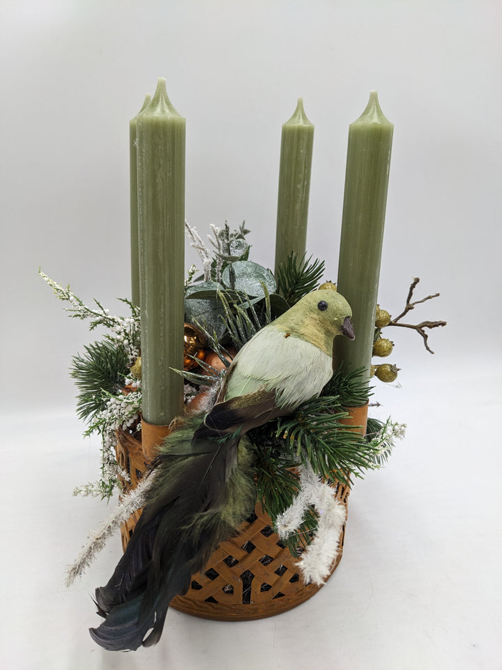 Weihnachtsgesteck Kugel Vogel orange