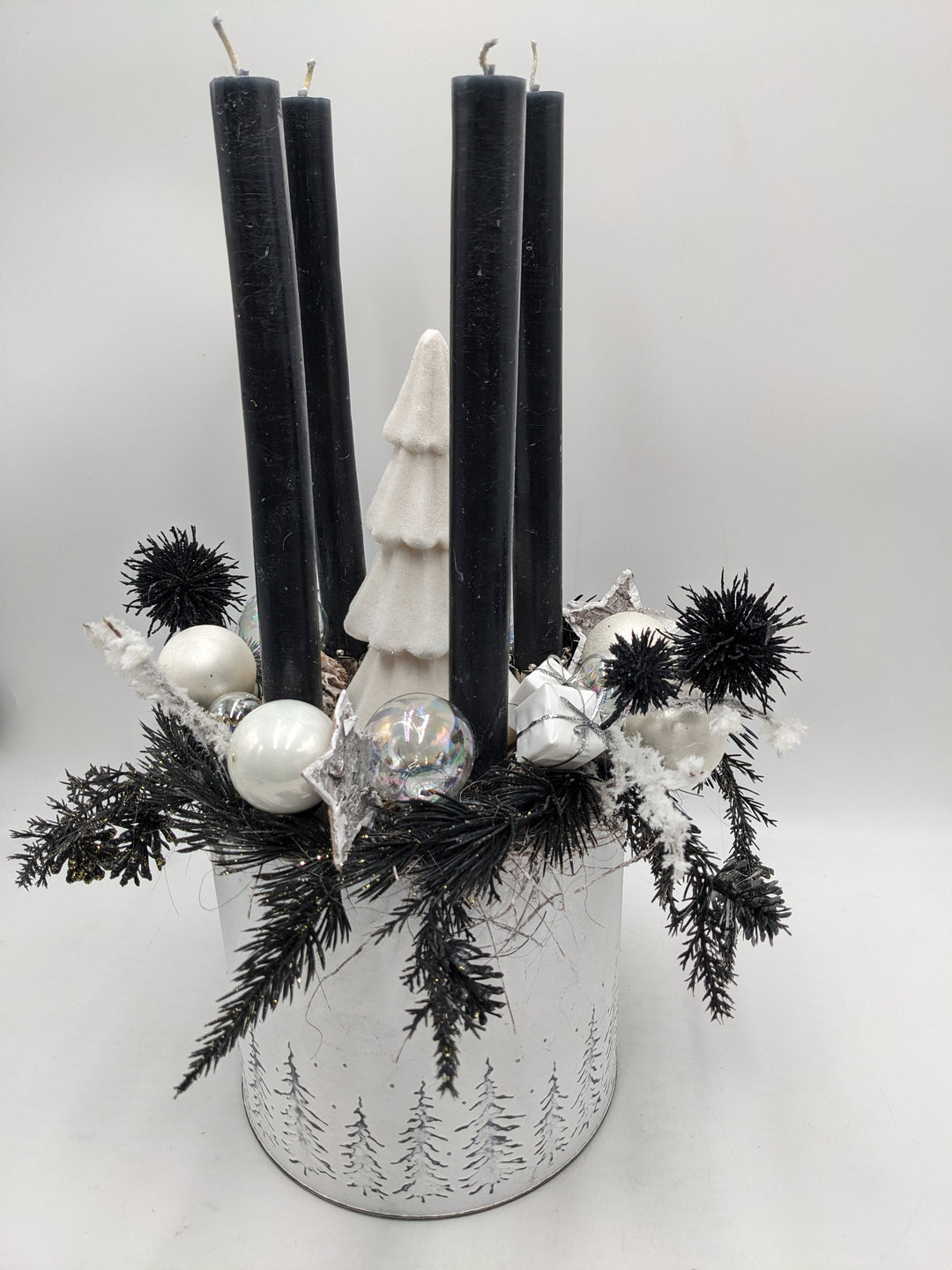 Weihnachtsgesteck Kugel Geschenk Tannenbäumchen schwarz