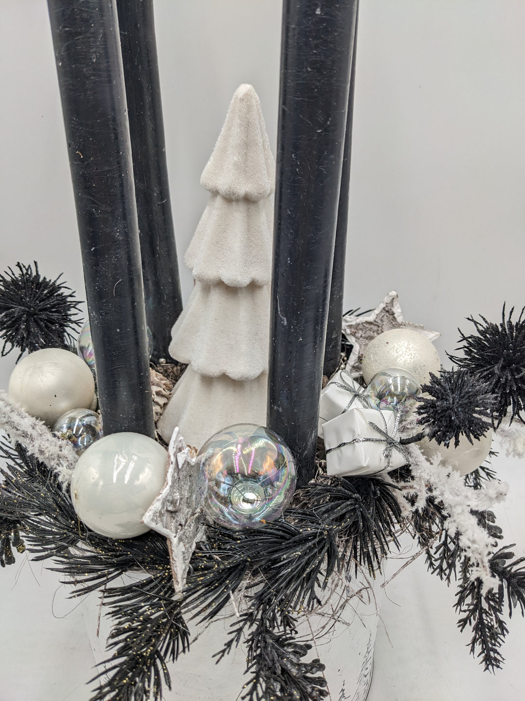 Weihnachtsgesteck Kugel Geschenk Tannenbäumchen schwarz