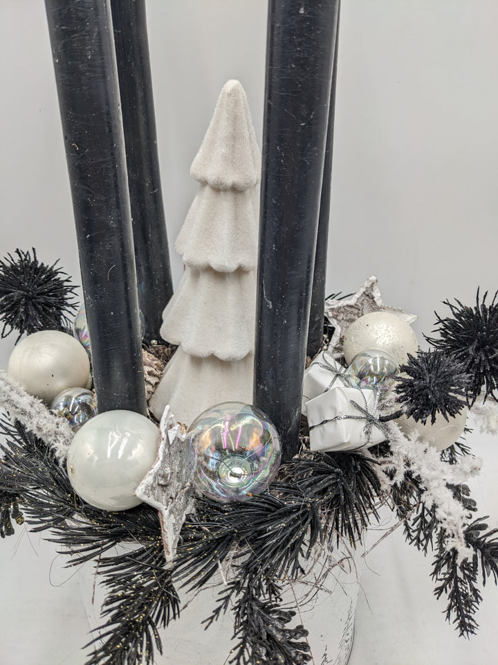 Weihnachtsgesteck Kugel Geschenk Tannenbäumchen schwarz