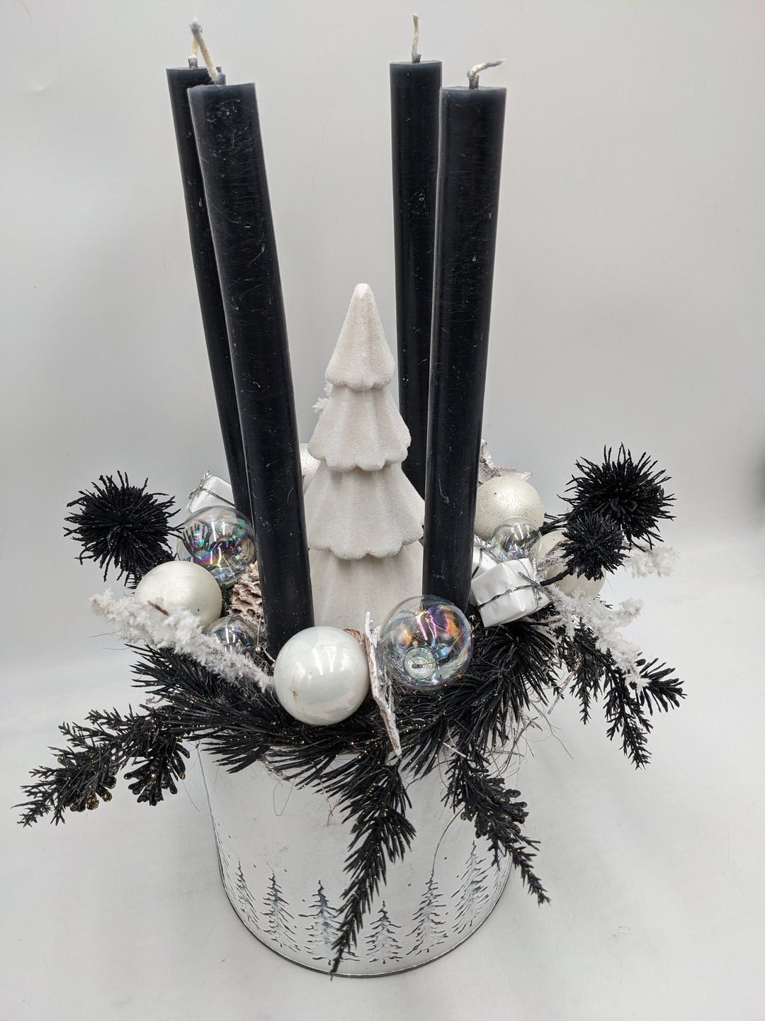Weihnachtsgesteck Kugel Geschenk Tannenbäumchen schwarz