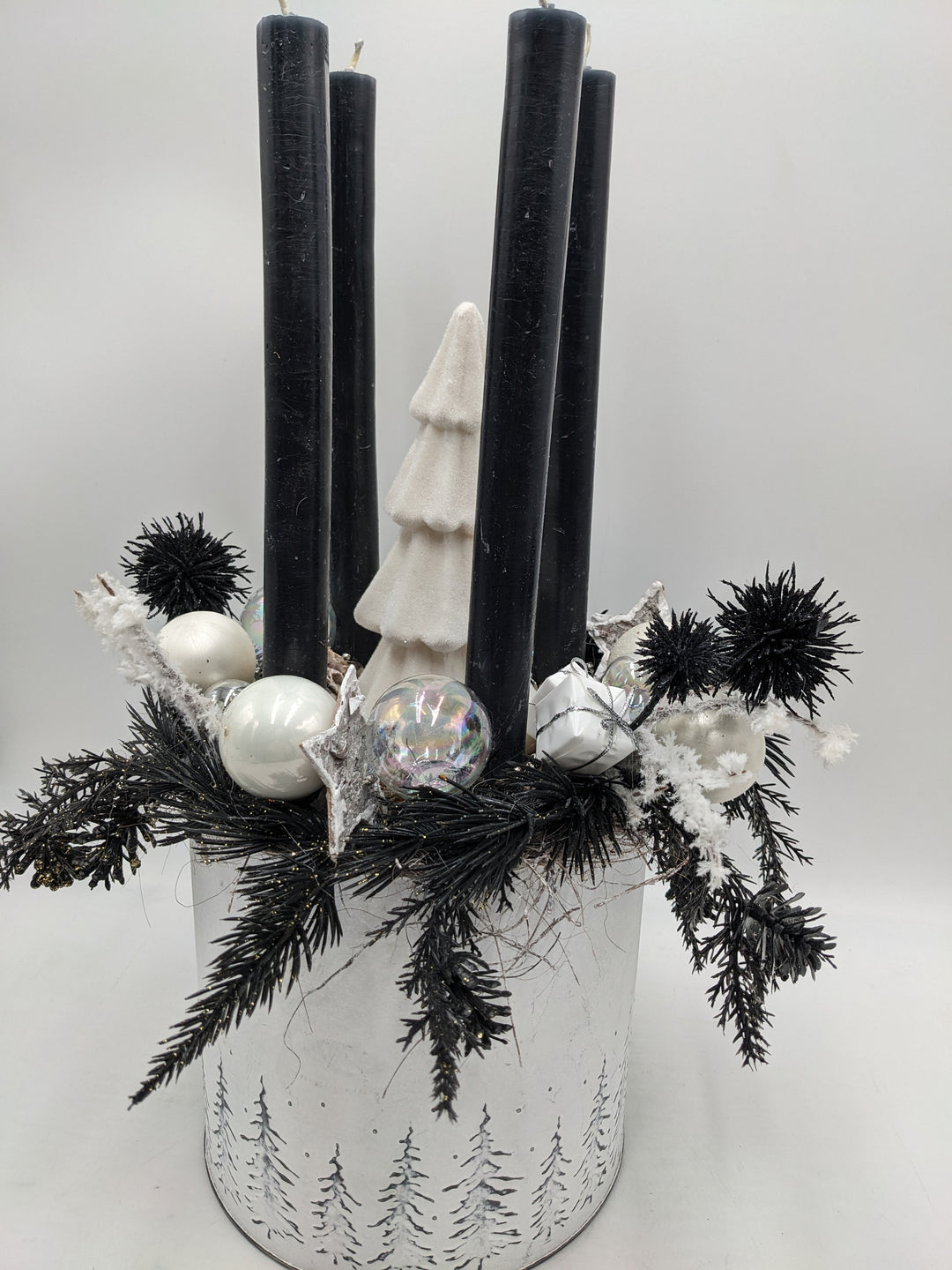 Weihnachtsgesteck Kugel Geschenk Tannenbäumchen schwarz