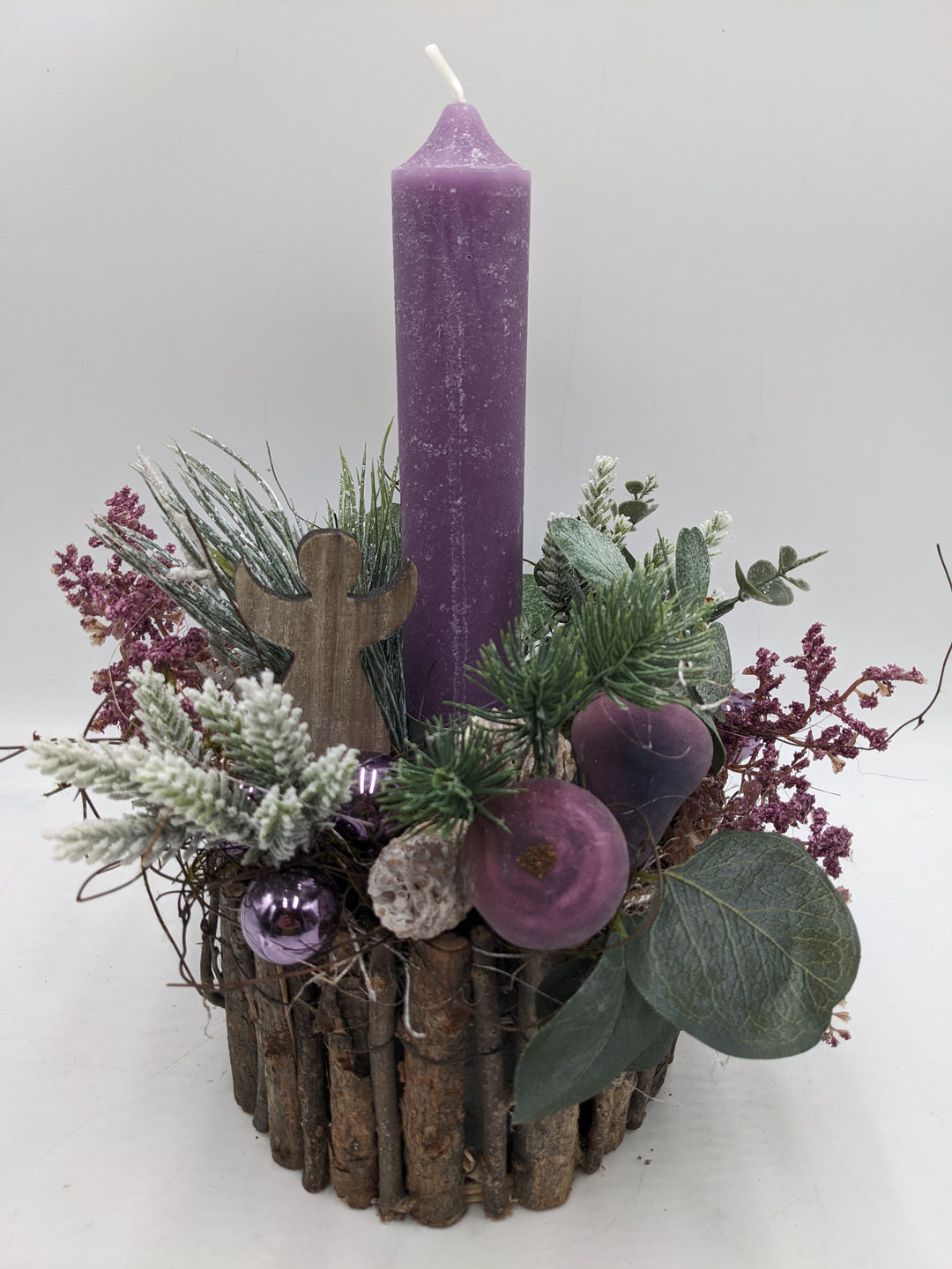 Weihnachtsgesteck  Kugel Engel Zapfen lila