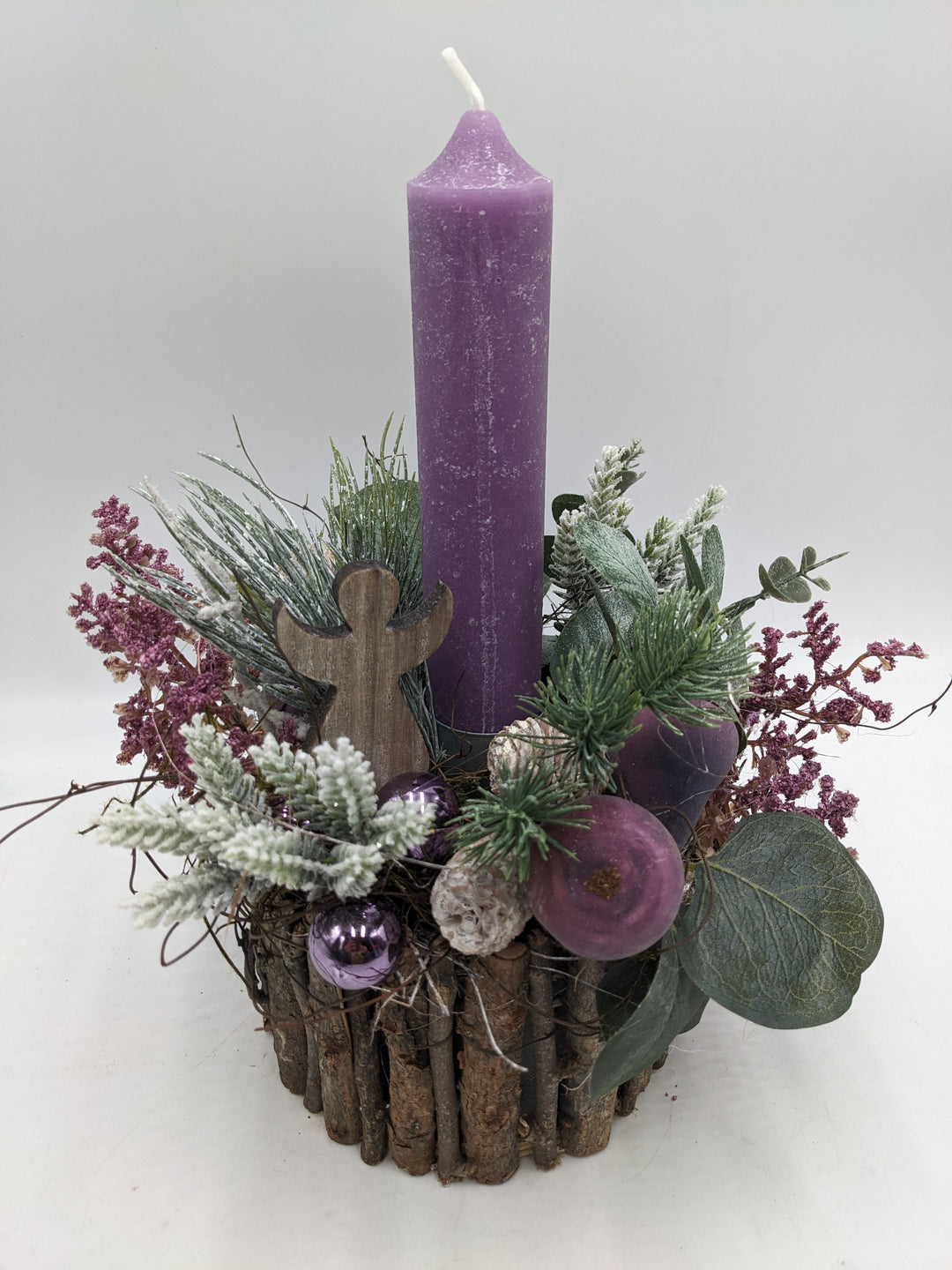 Weihnachtsgesteck  Kugel Engel Zapfen lila