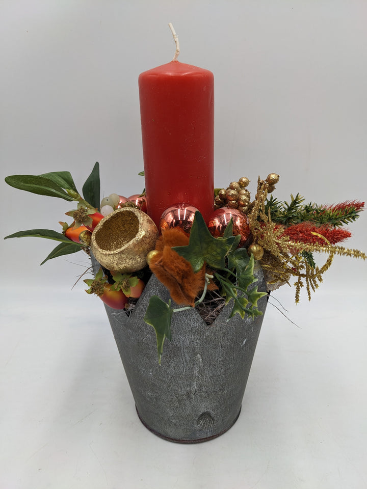 Weihnachtsgesteck Kugel Stern Efeu orange