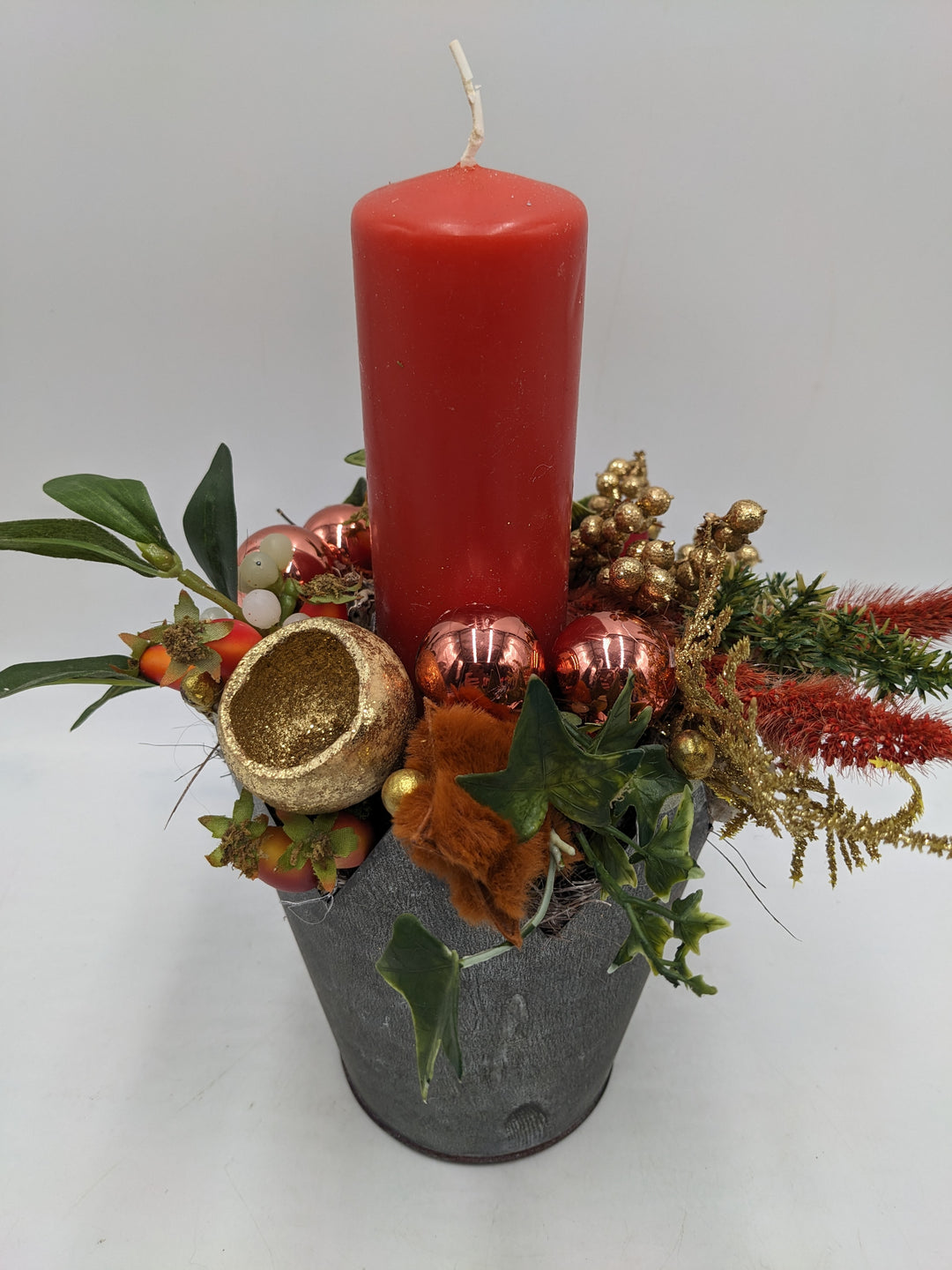 Weihnachtsgesteck Kugel Stern Efeu orange