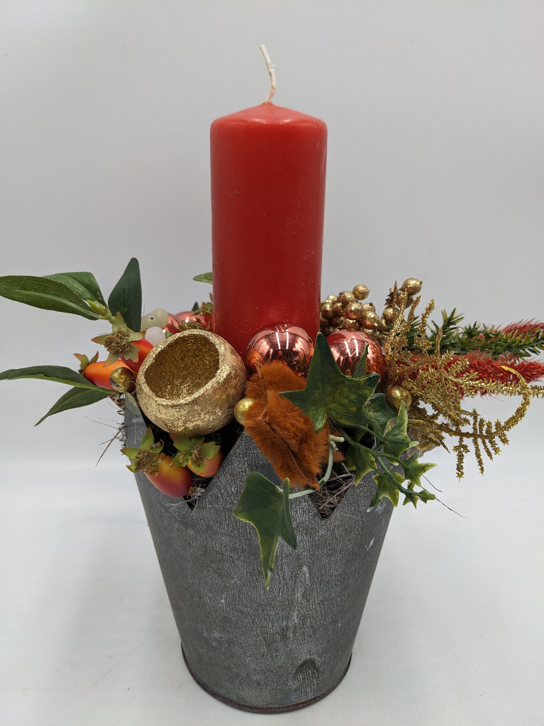 Weihnachtsgesteck Kugel Stern Efeu orange