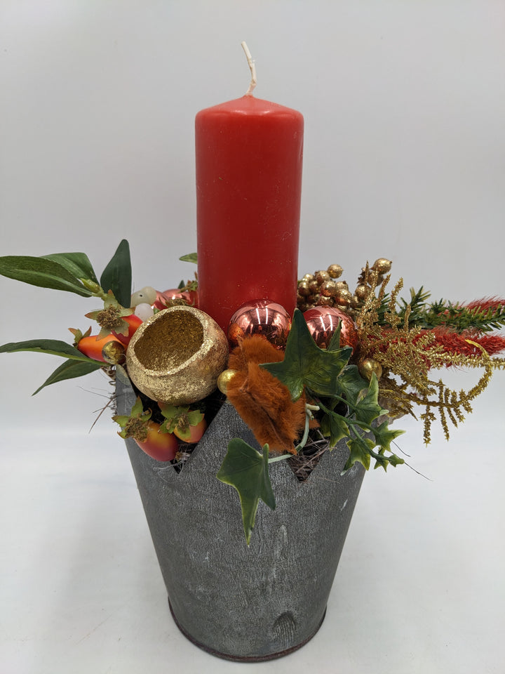 Weihnachtsgesteck Kugel Stern Efeu orange