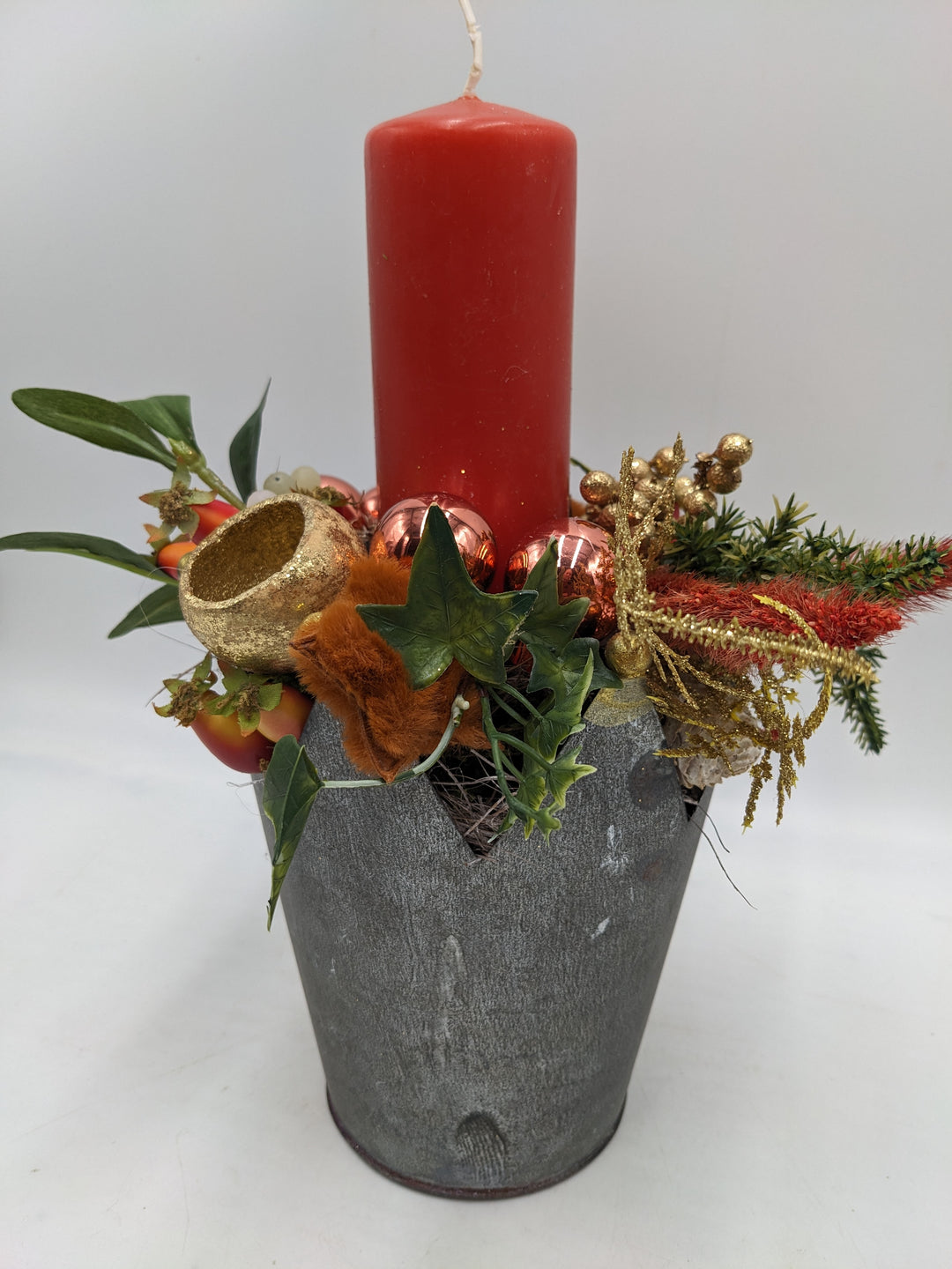 Weihnachtsgesteck Kugel Stern Efeu orange