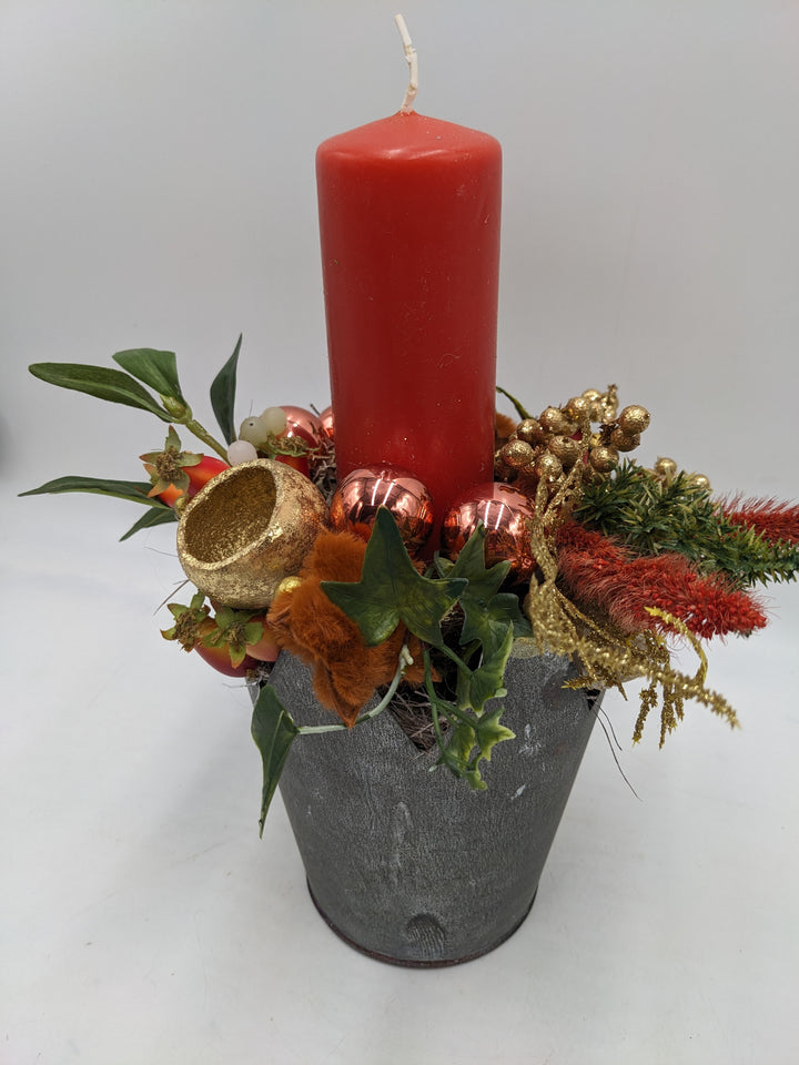 Weihnachtsgesteck Kugel Stern Efeu orange