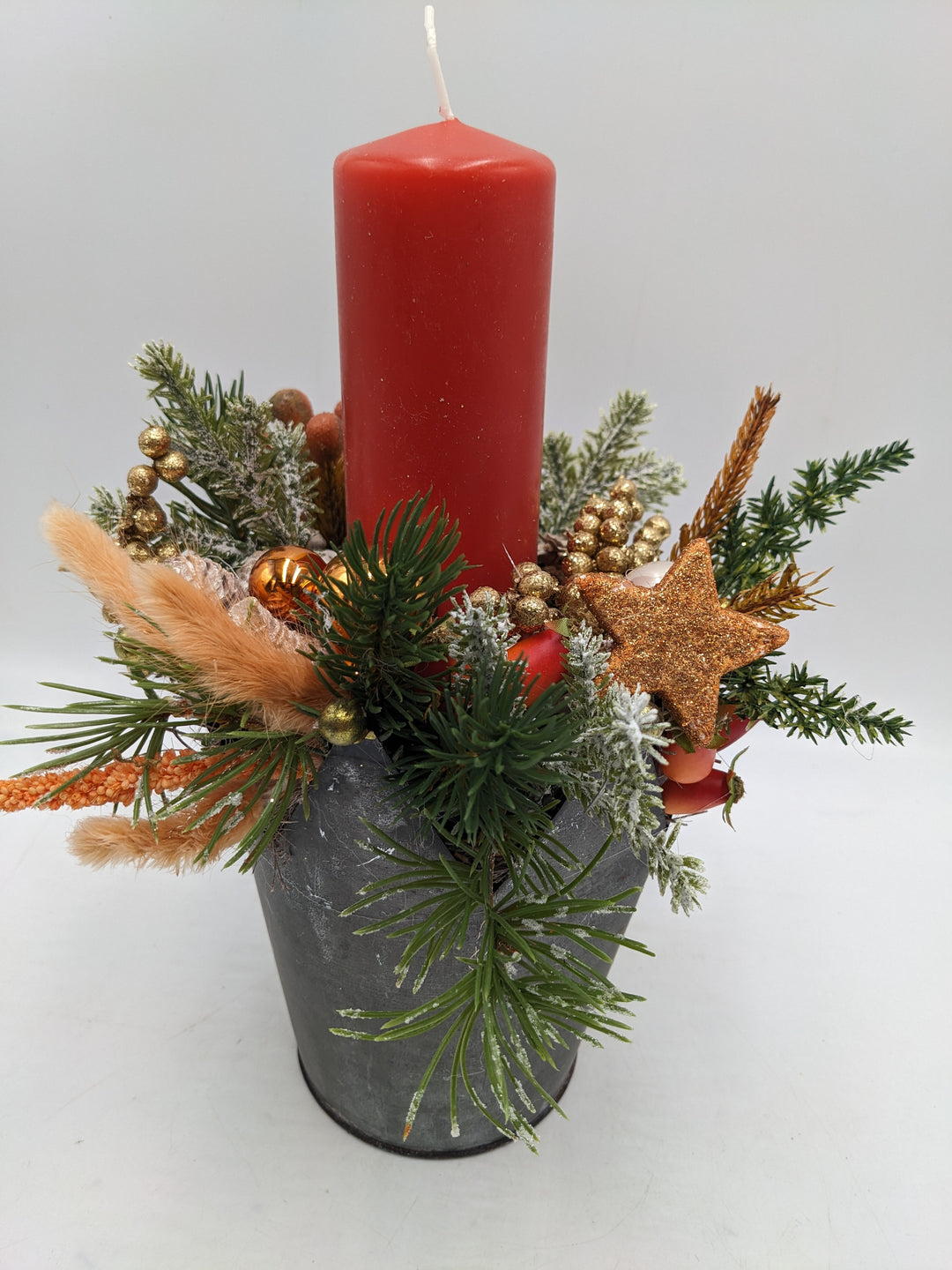 Weihnachtsgesteck Kugel Stern orange