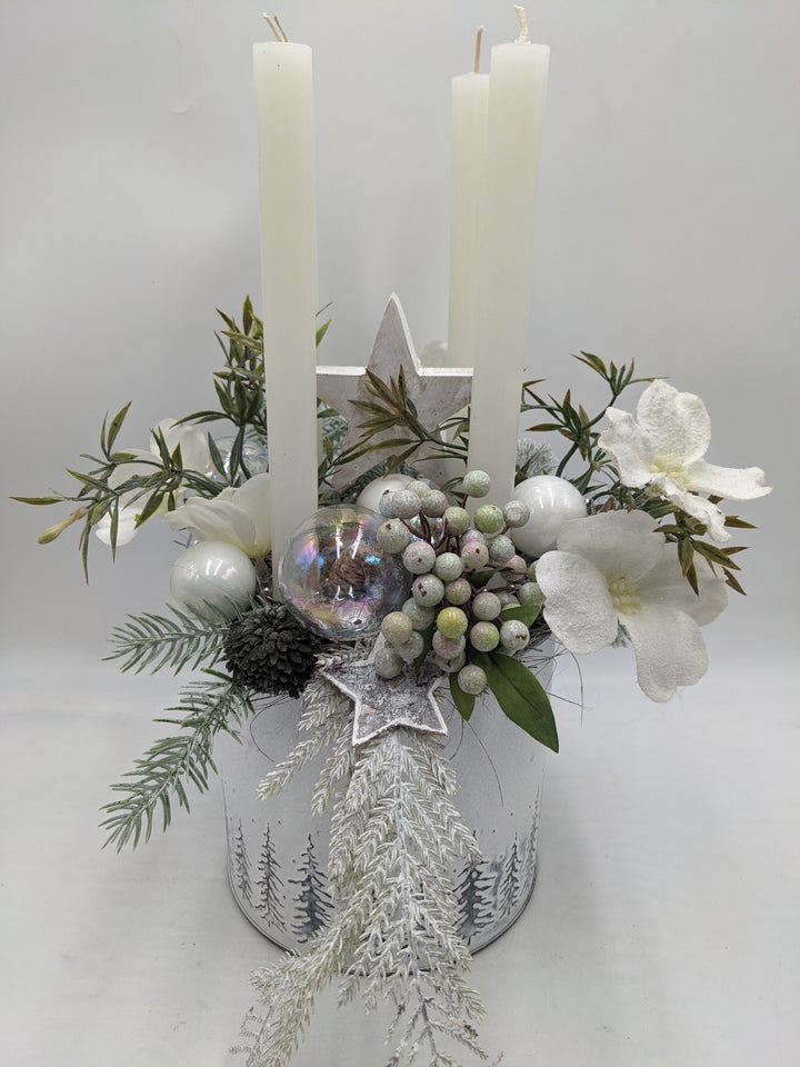 Weihnachtsgesteck Kugel Stern Christrose weiß