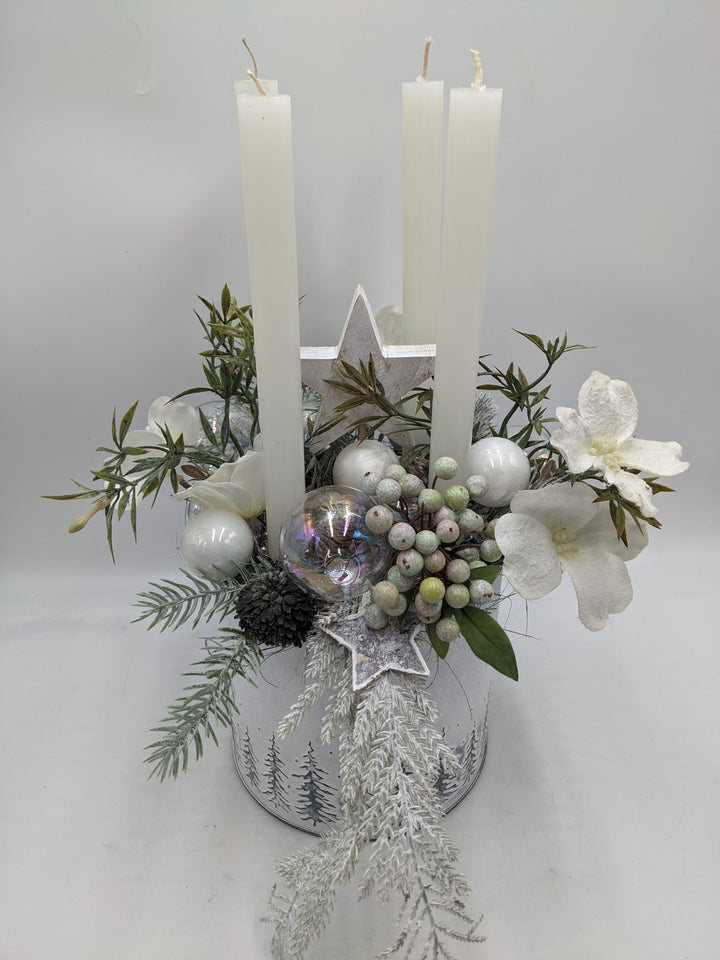 Weihnachtsgesteck Kugel Stern Christrose weiß