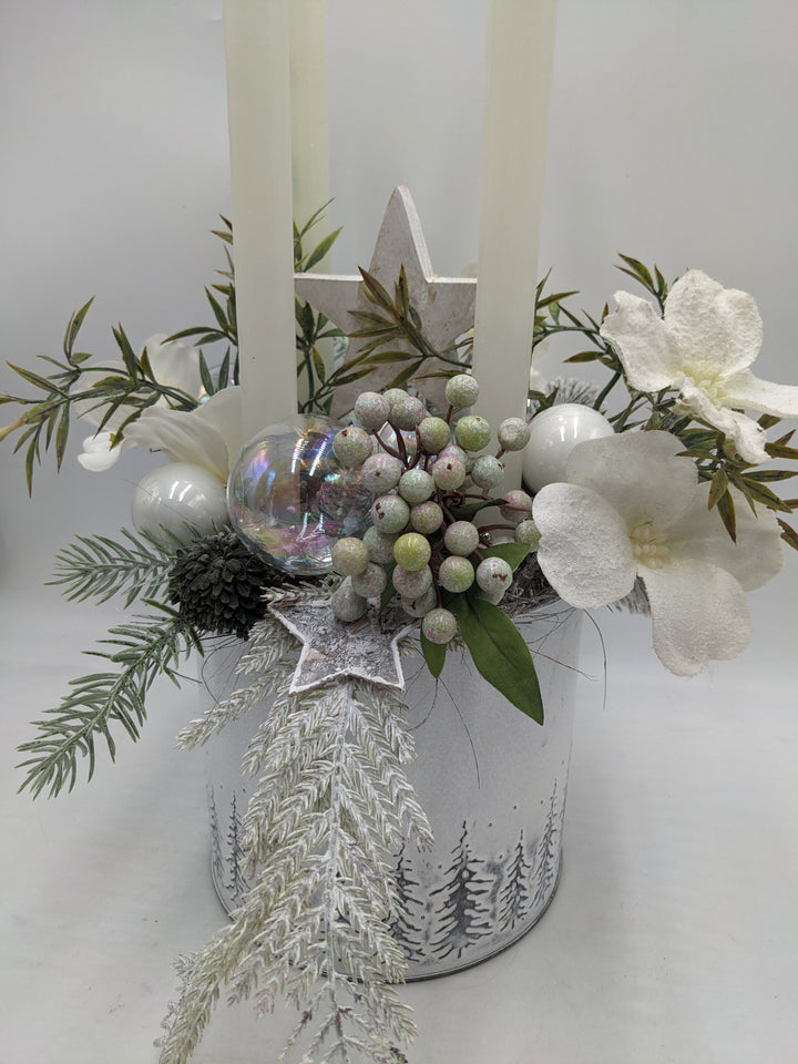 Weihnachtsgesteck Kugel Stern Christrose weiß