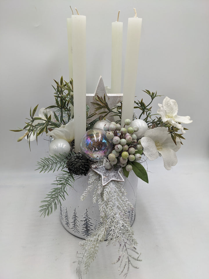 Weihnachtsgesteck Kugel Stern Christrose weiß