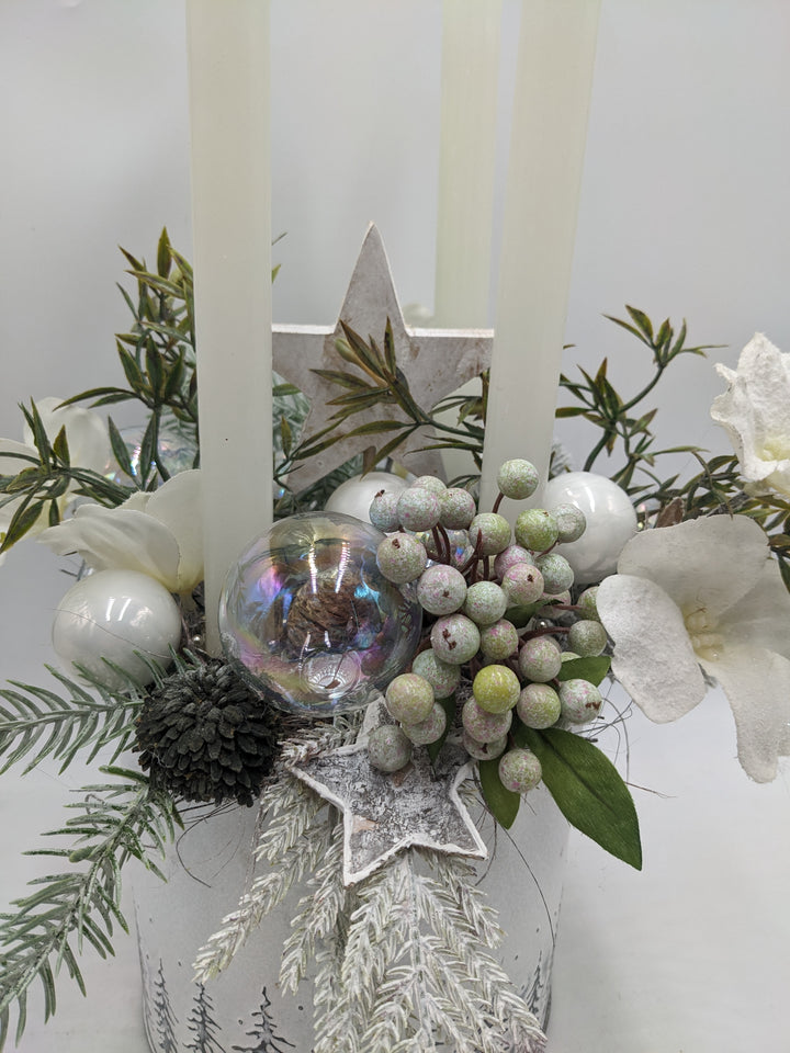 Weihnachtsgesteck Kugel Stern Christrose weiß