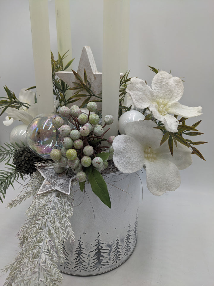Weihnachtsgesteck Kugel Stern Christrose weiß