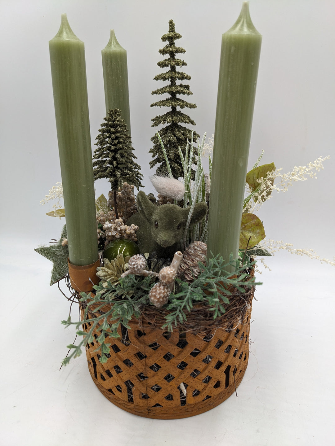 Adventsgesteck Kugel Stern Rehkitz grün