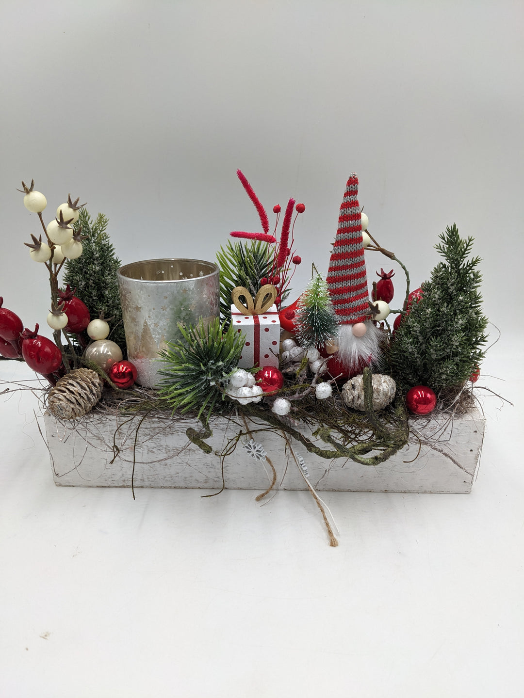 Weihnachtsgesteck Teelicht Kugel Wichtel rot