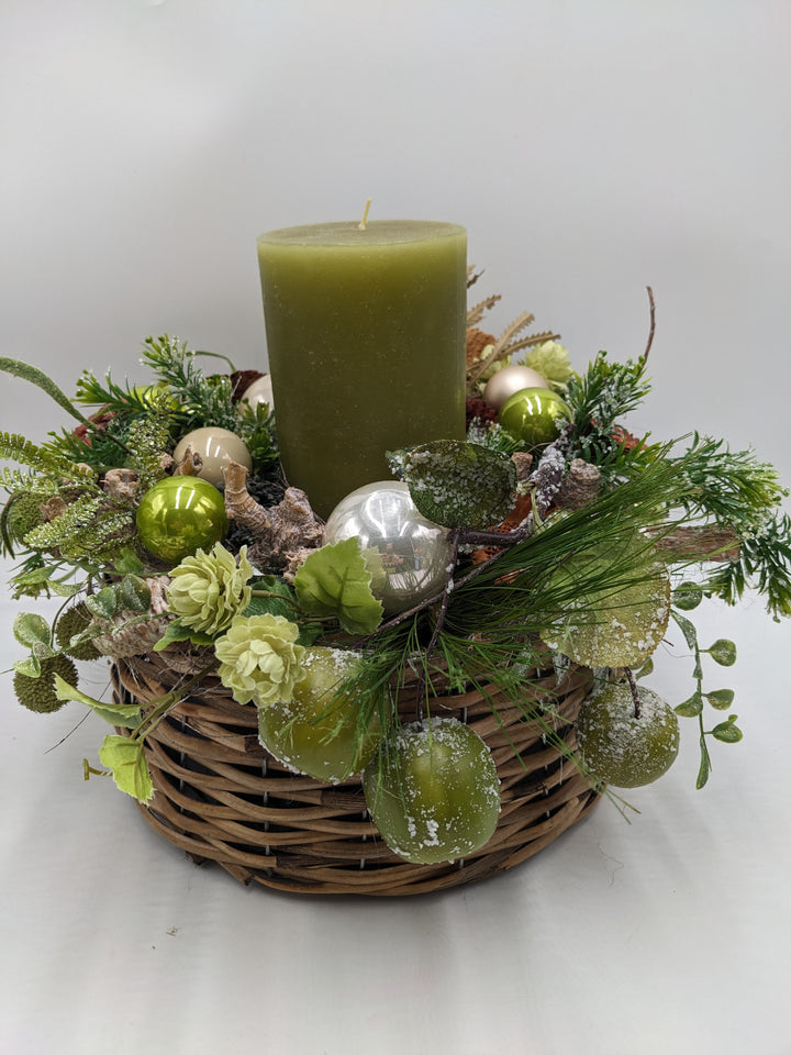 Weihnachtsgesteck Kugel Zapfen grün