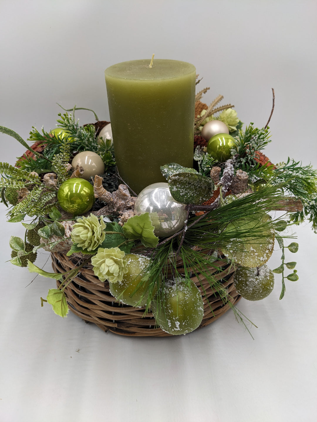 Weihnachtsgesteck Kugel Zapfen grün