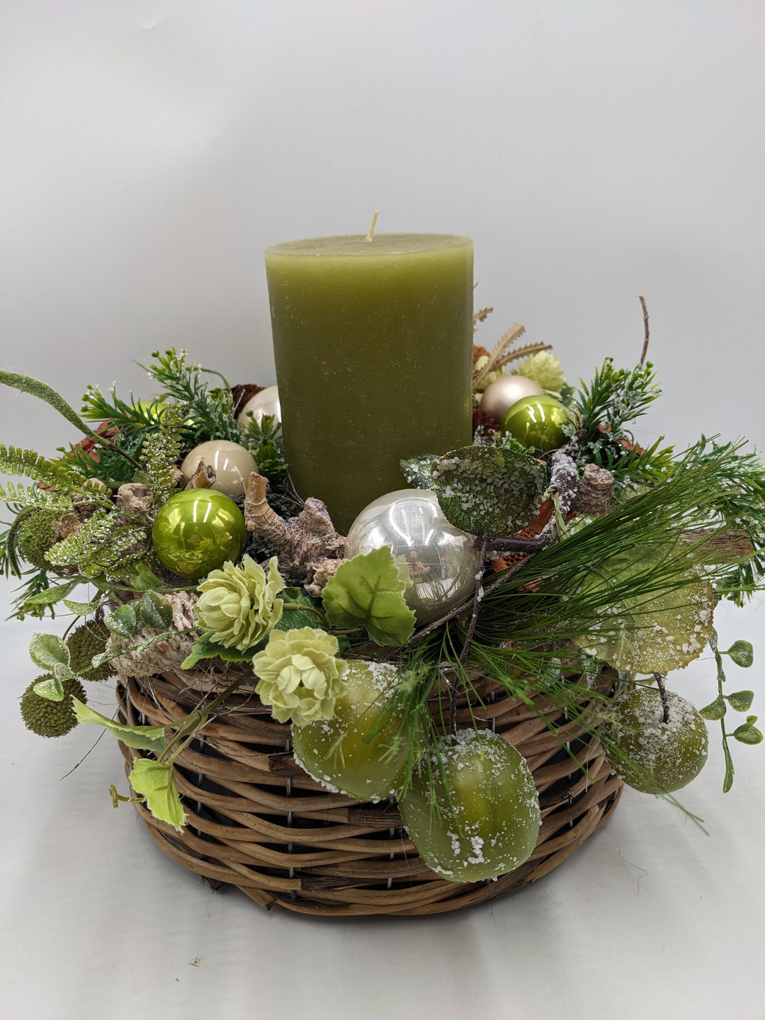 Weihnachtsgesteck Kugel Zapfen grün