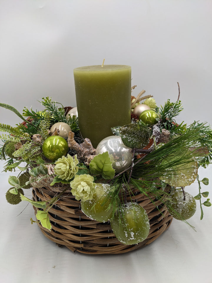 Weihnachtsgesteck Kugel Zapfen grün