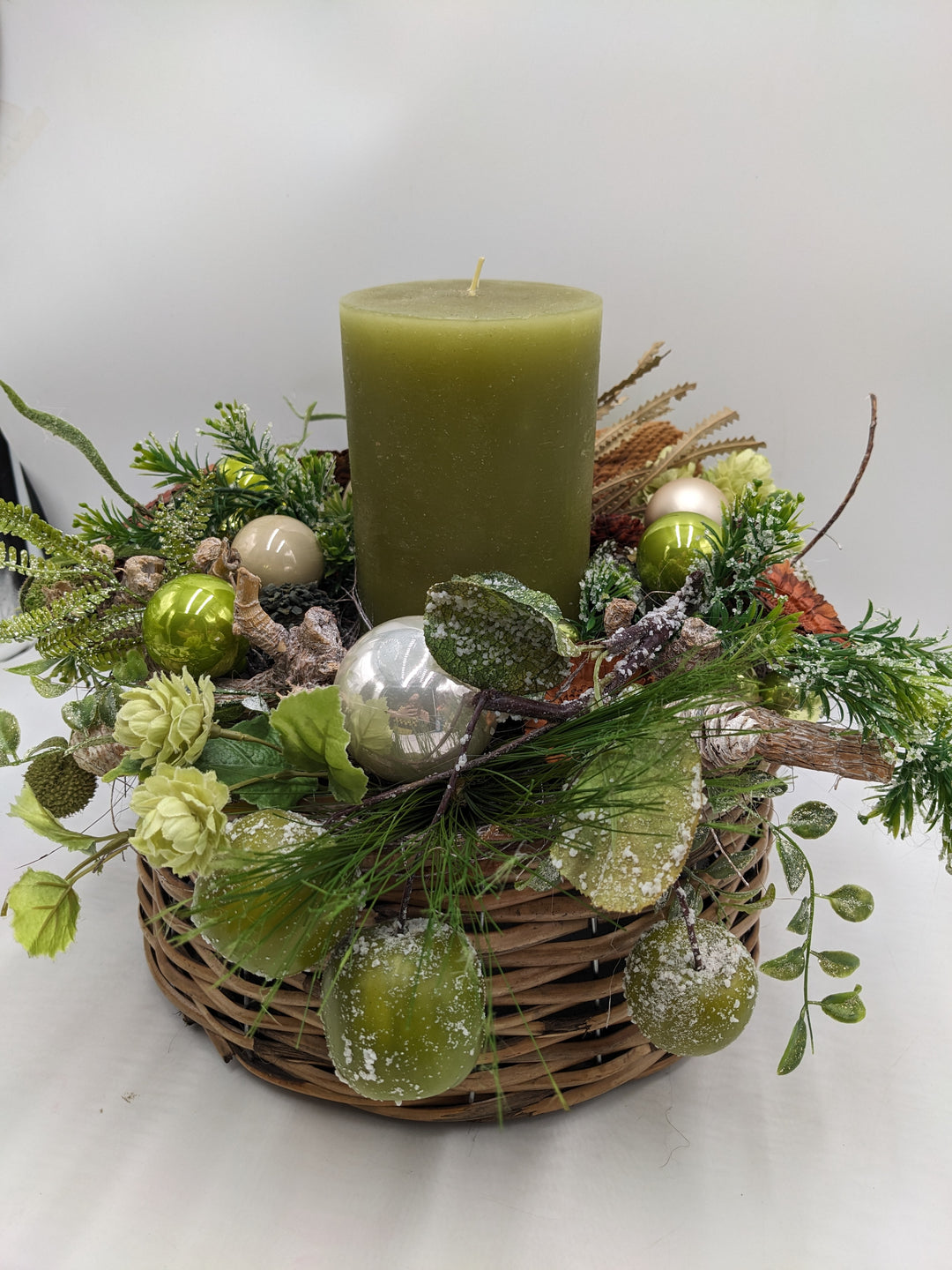 Weihnachtsgesteck Kugel Zapfen grün