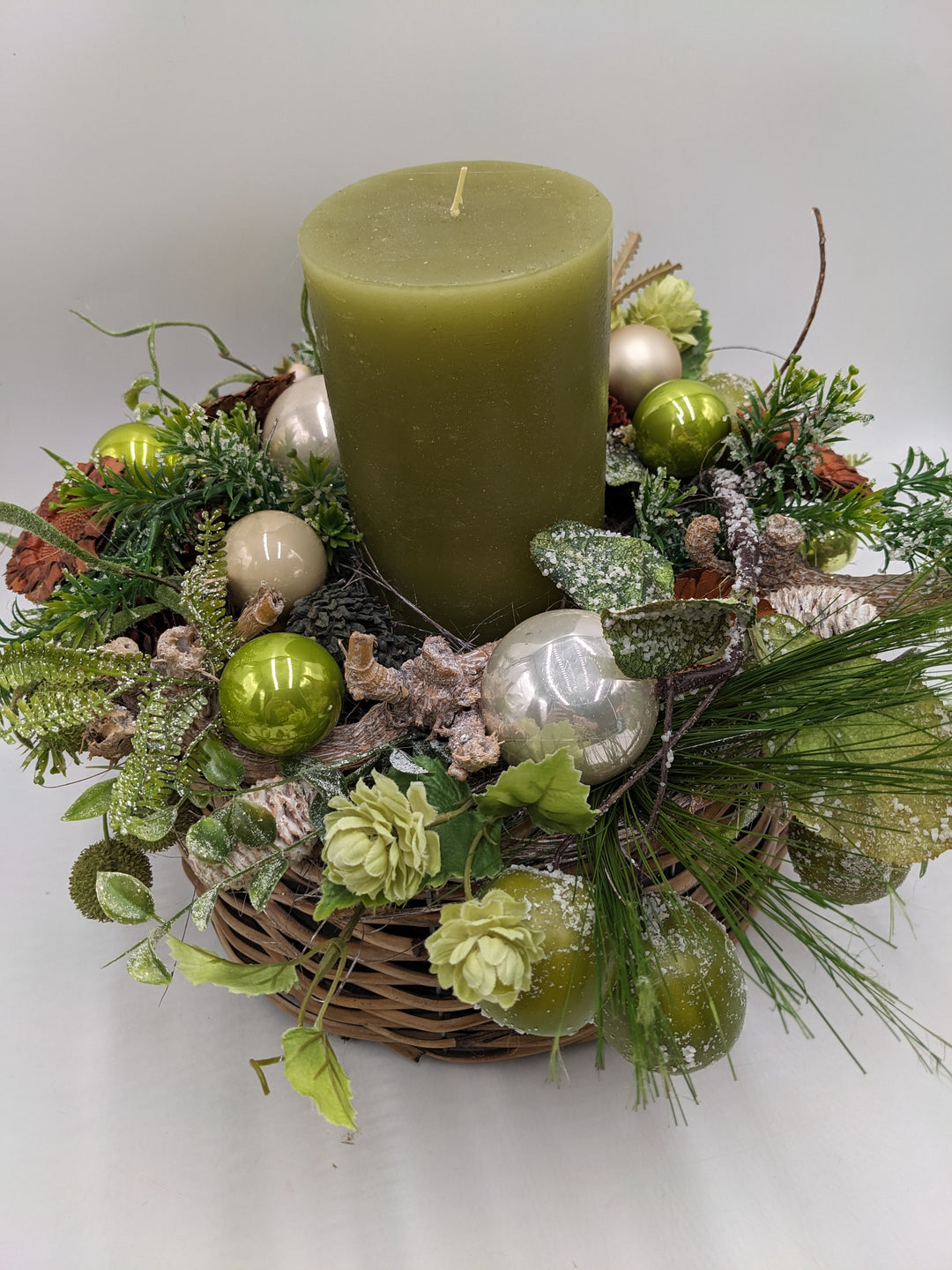 Weihnachtsgesteck Kugel Zapfen grün