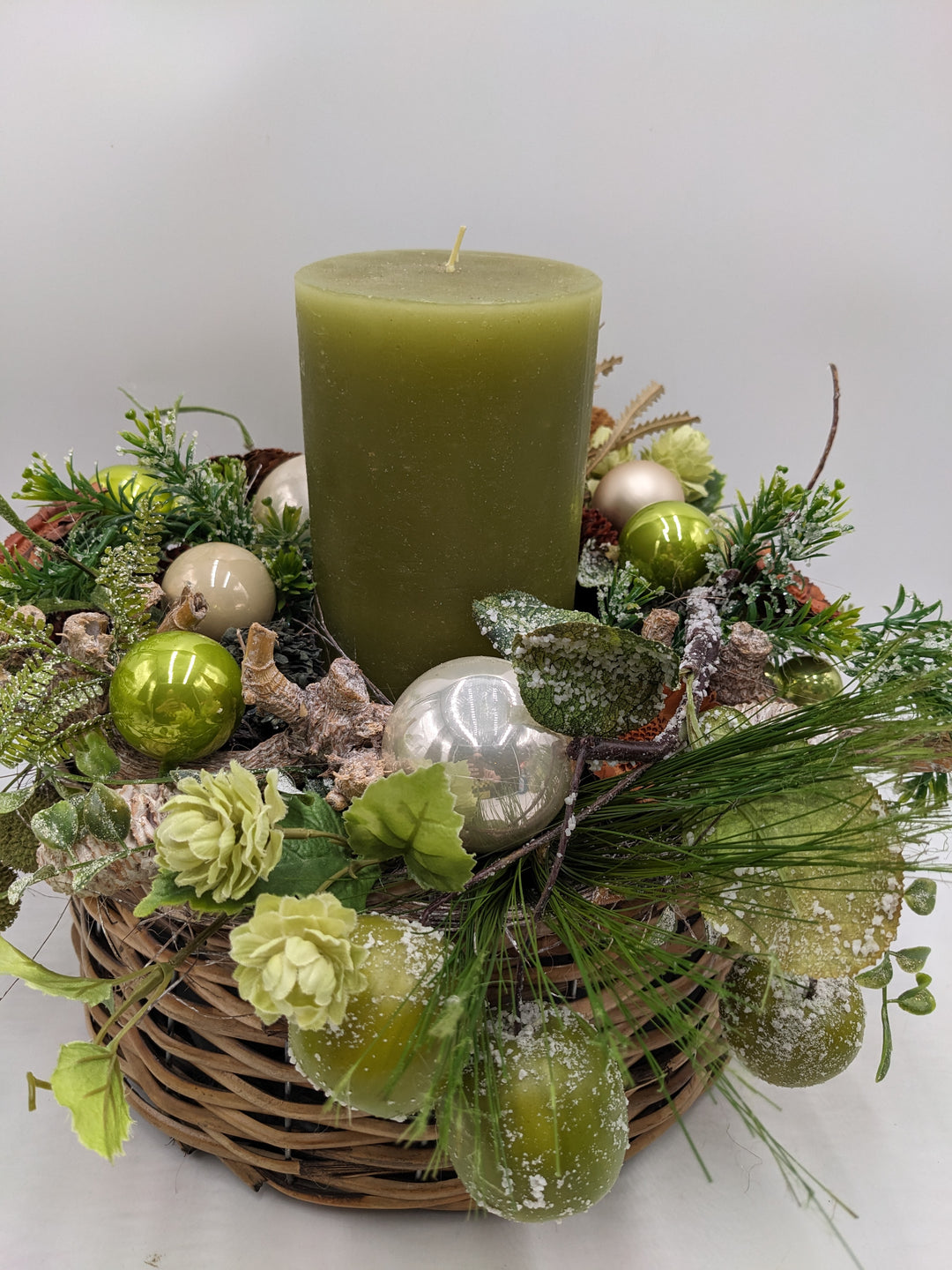 Weihnachtsgesteck Kugel Zapfen grün