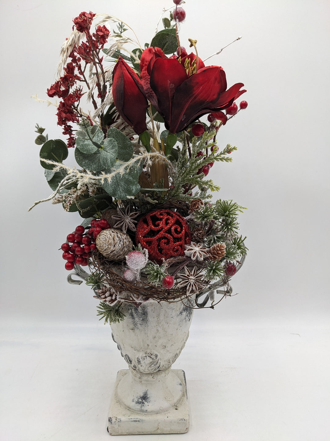 Weihnachtsgesteck Kugel Zapfen Amaryllis rot