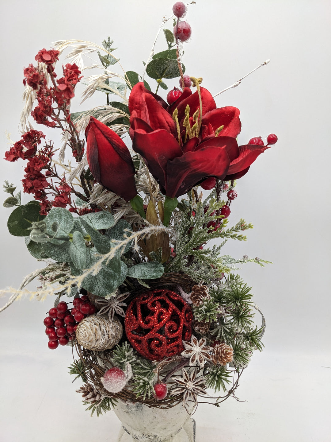 Weihnachtsgesteck Kugel Zapfen Amaryllis rot