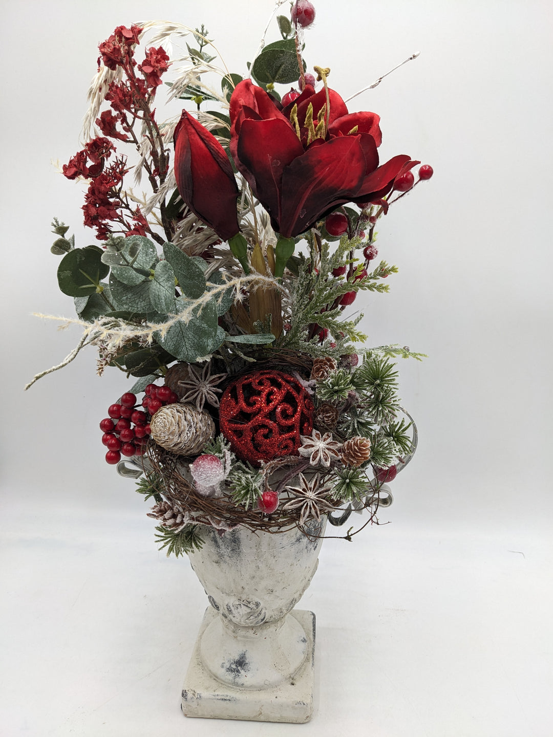 Weihnachtsgesteck Kugel Zapfen Amaryllis rot