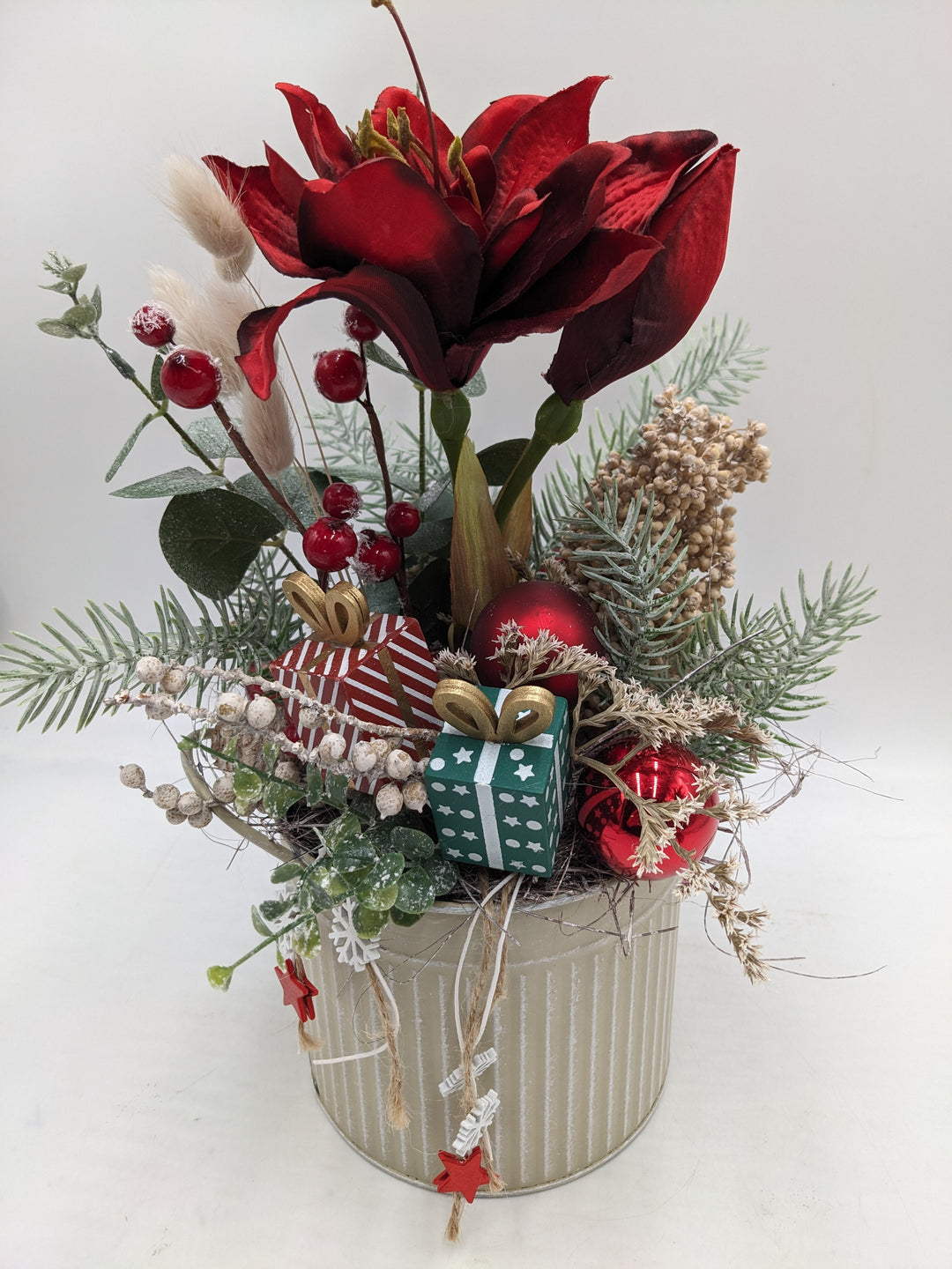 Weihnachtsgesteck Kugel Geschenk Amaryllis taupe