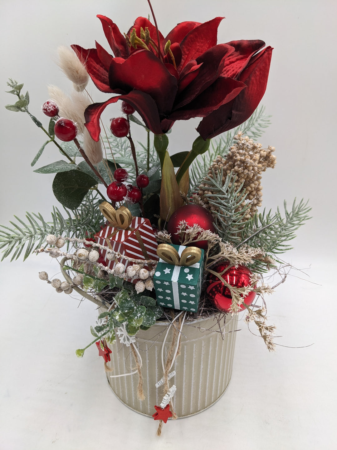 Weihnachtsgesteck Kugel Geschenk Amaryllis taupe