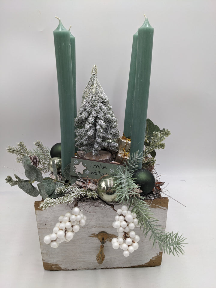 Adventsgesteck Frohe Weihnachten Kugel Eukalypthus weiß