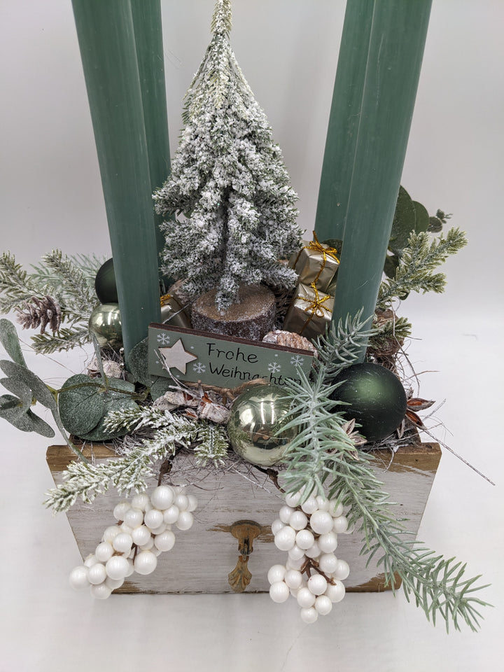Adventsgesteck Frohe Weihnachten Kugel Eukalypthus weiß
