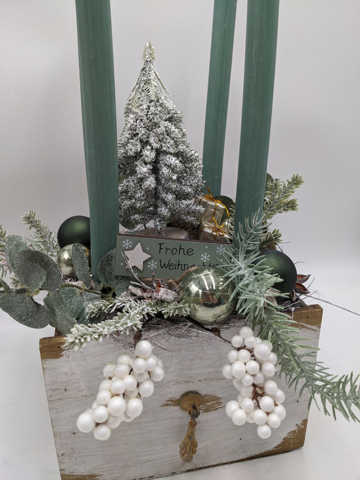 Adventsgesteck Frohe Weihnachten Kugel Eukalypthus weiß
