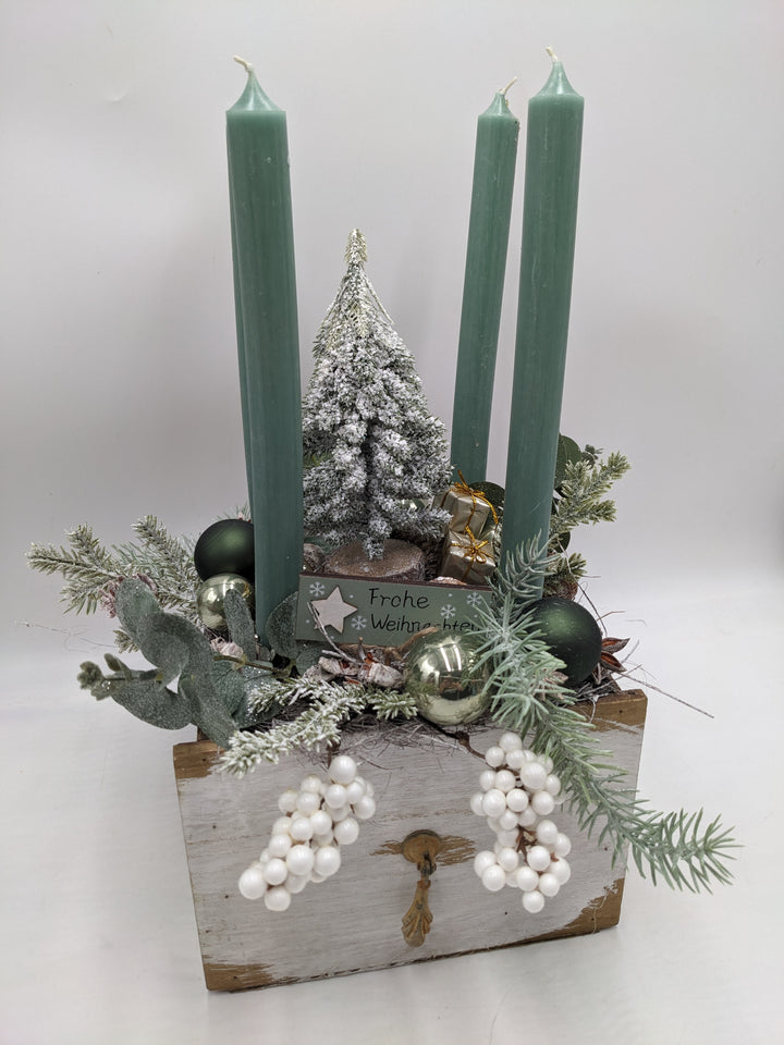 Adventsgesteck Frohe Weihnachten Kugel Eukalypthus weiß