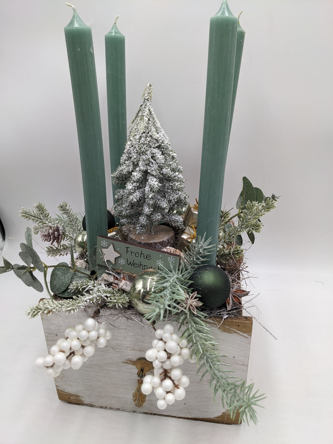 Adventsgesteck Frohe Weihnachten Kugel Eukalypthus weiß