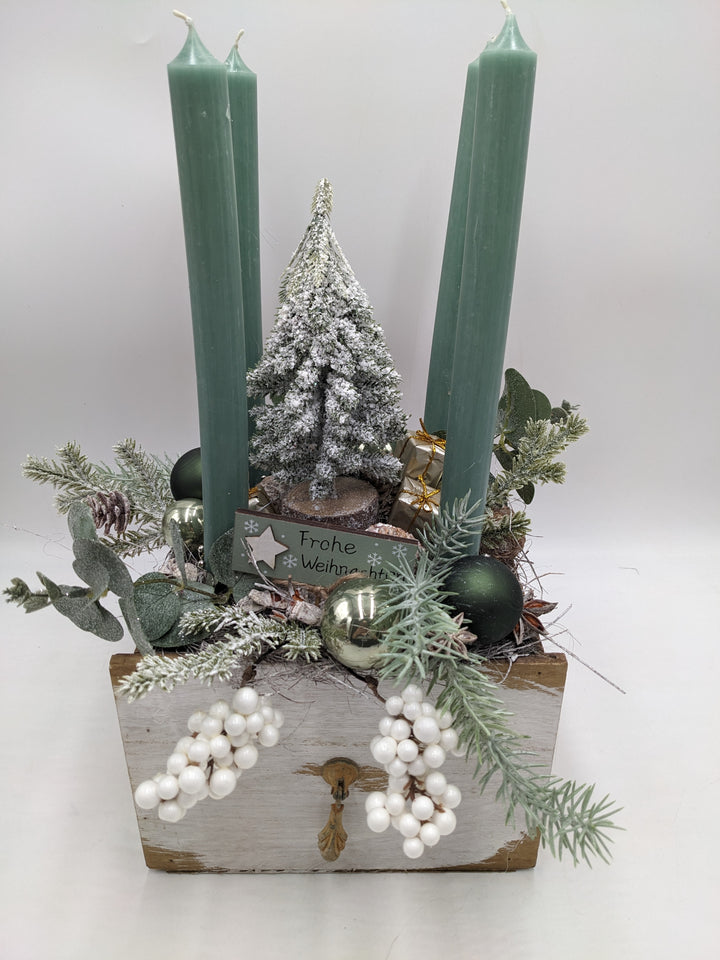 Adventsgesteck Frohe Weihnachten Kugel Eukalypthus weiß