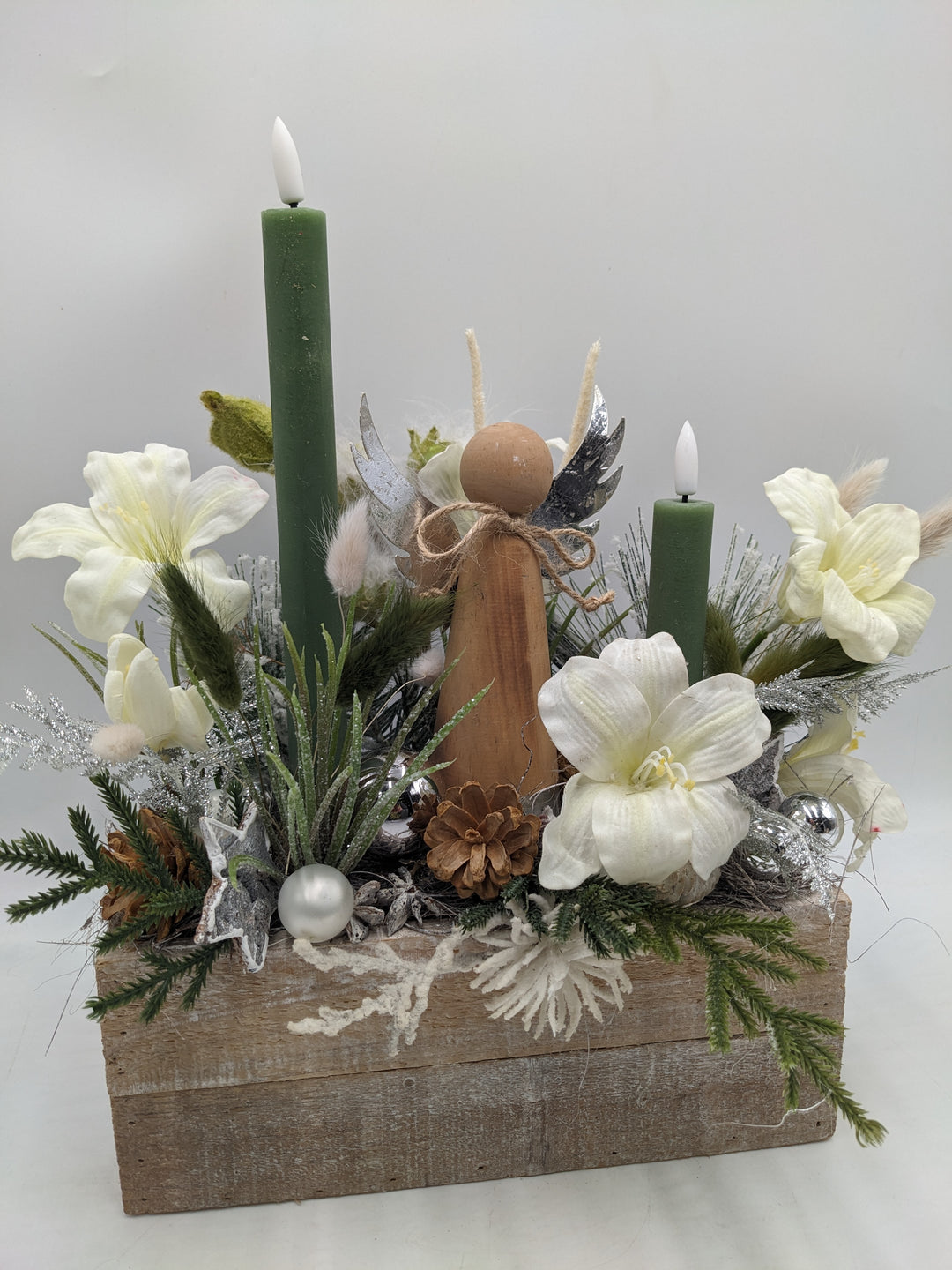 Weihnachtsgesteck LED Kugel Engel weiß