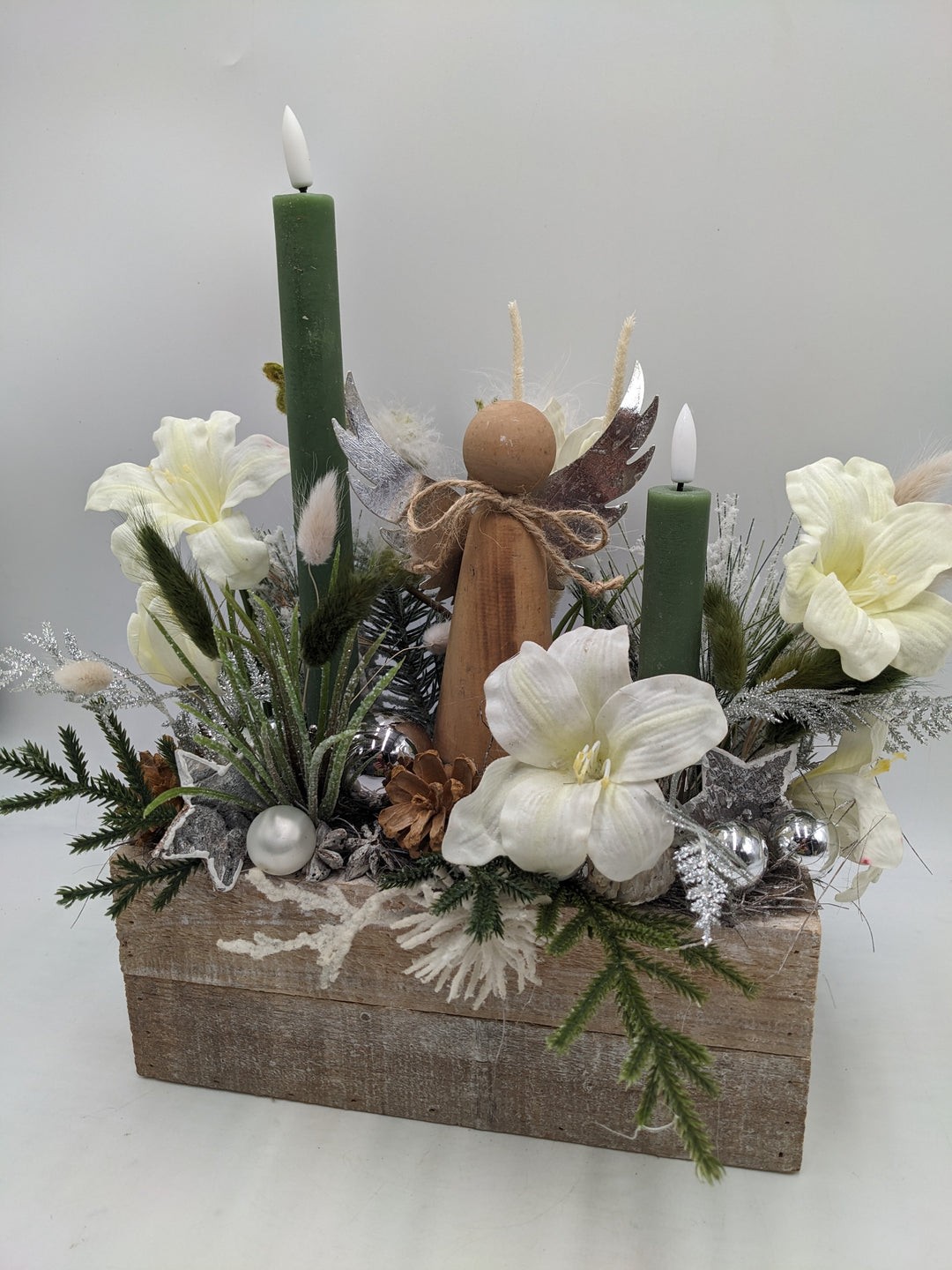 Weihnachtsgesteck LED Kugel Engel weiß