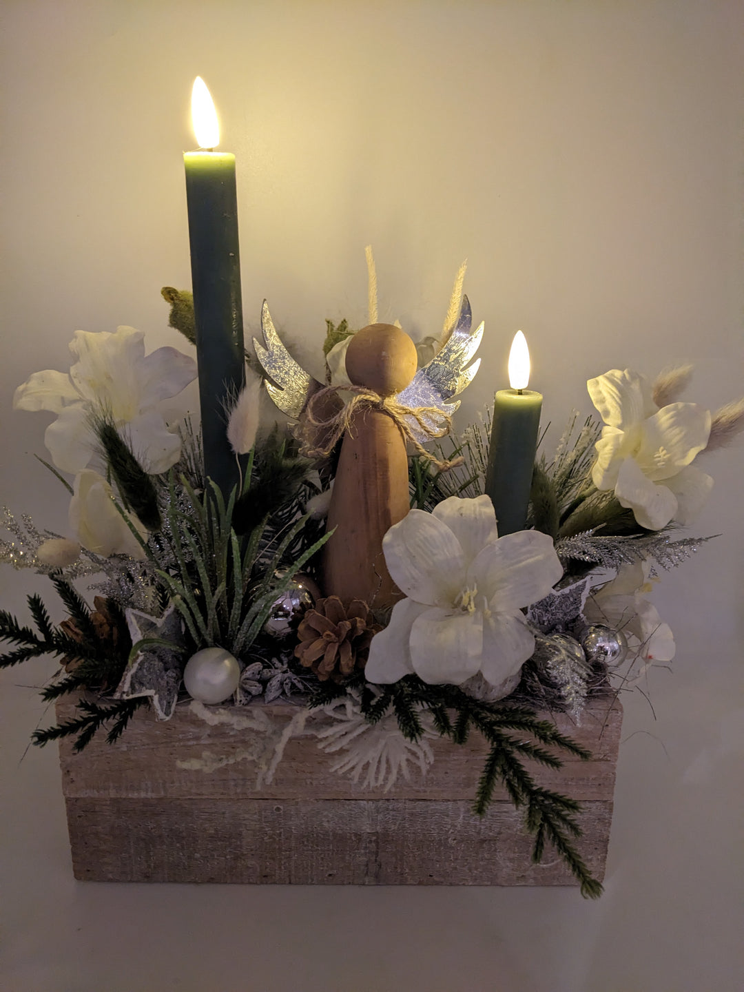 Weihnachtsgesteck LED Kugel Engel weiß