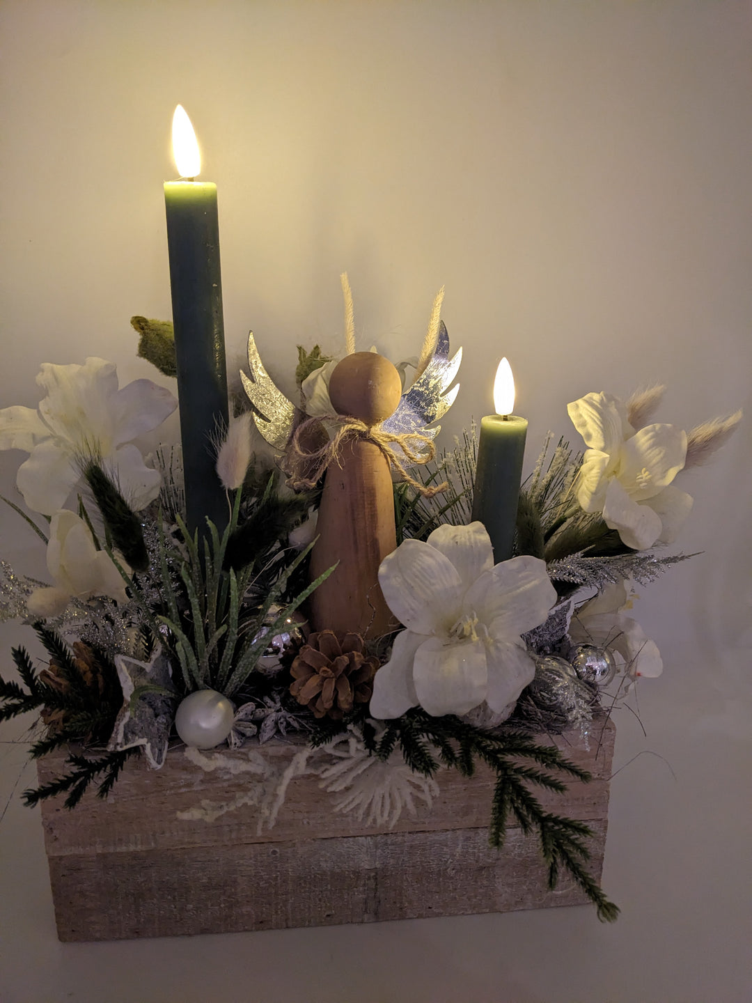 Weihnachtsgesteck LED Kugel Engel weiß